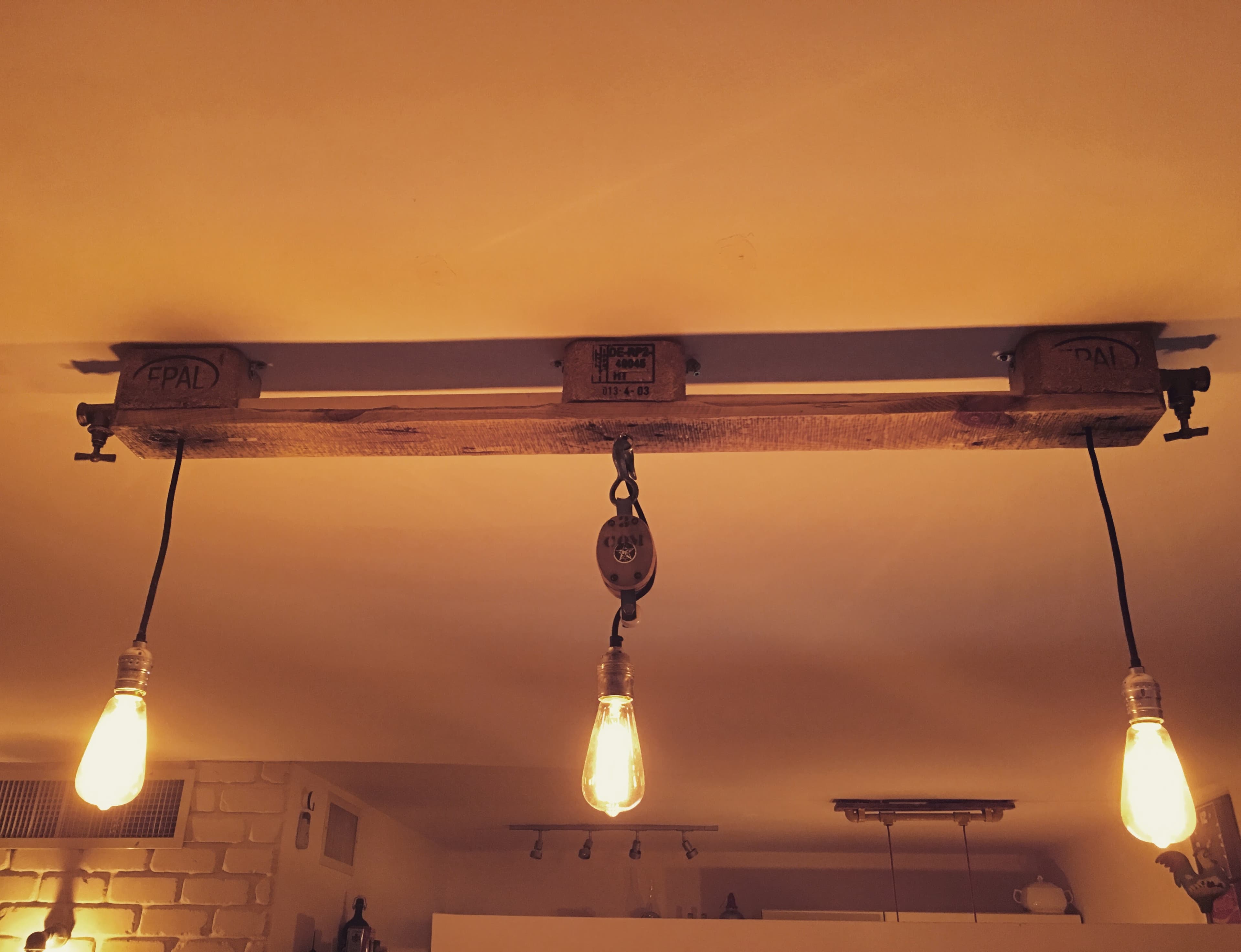 גוף תאורה מחלקי משטחי עץ