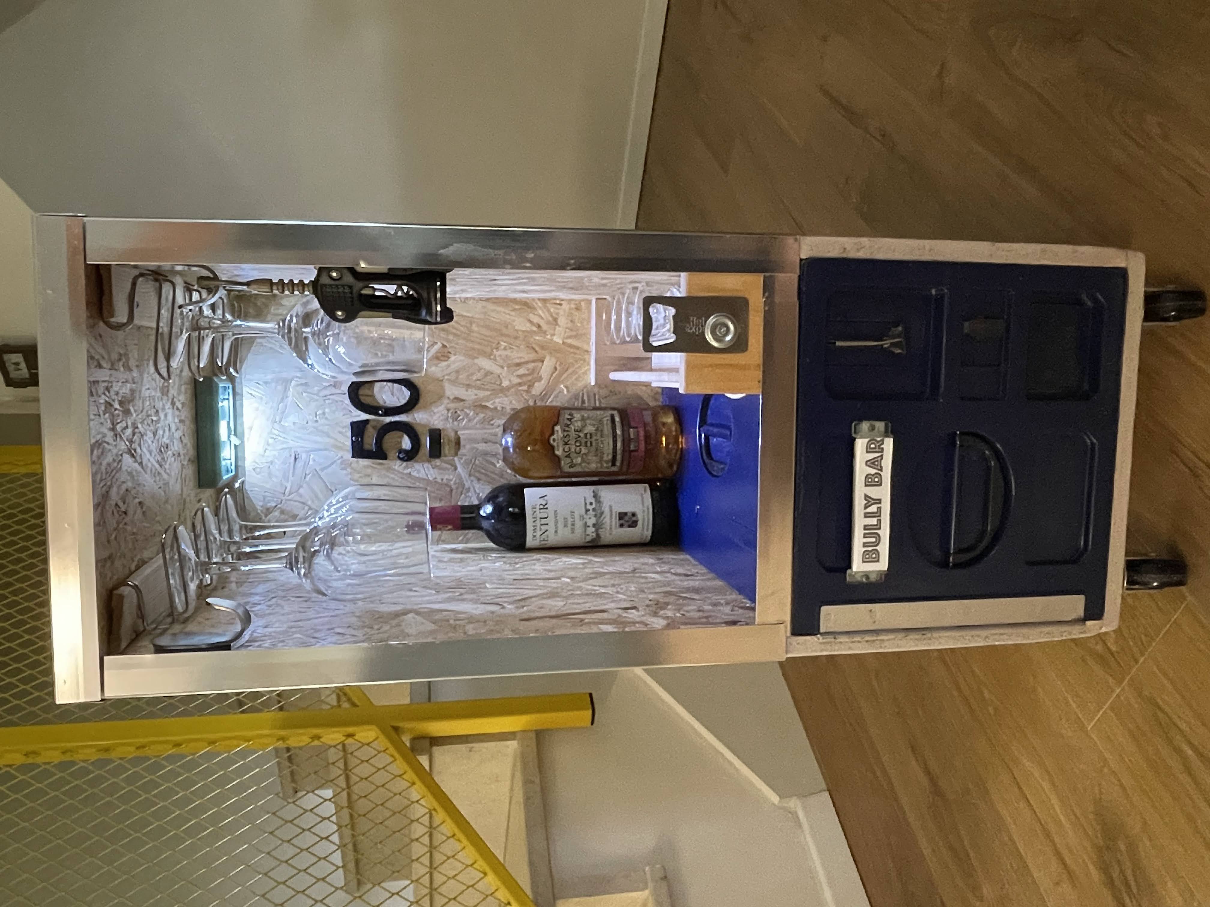 בר נייד מעוצב כעגלת שירות מטוסים