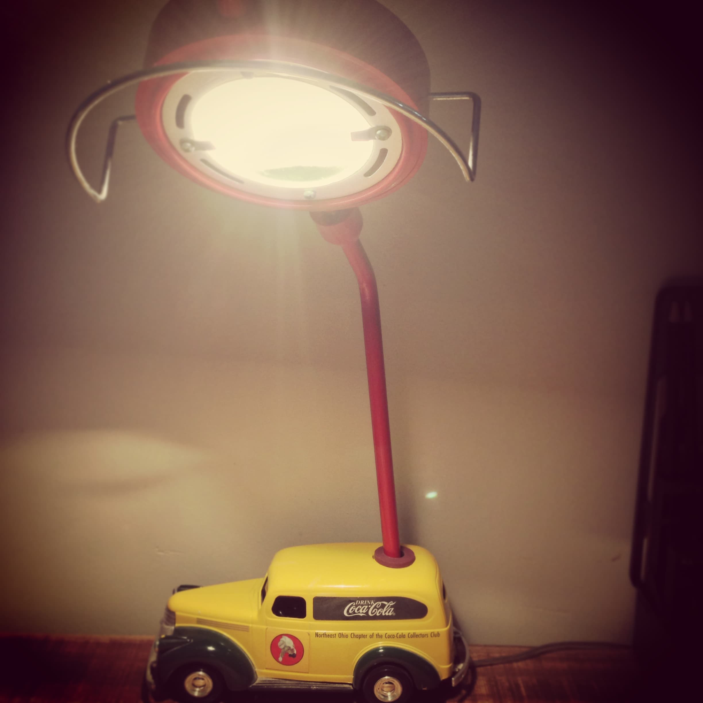 מנורת שולחן ממכונית מתכת ומנורת איקאה