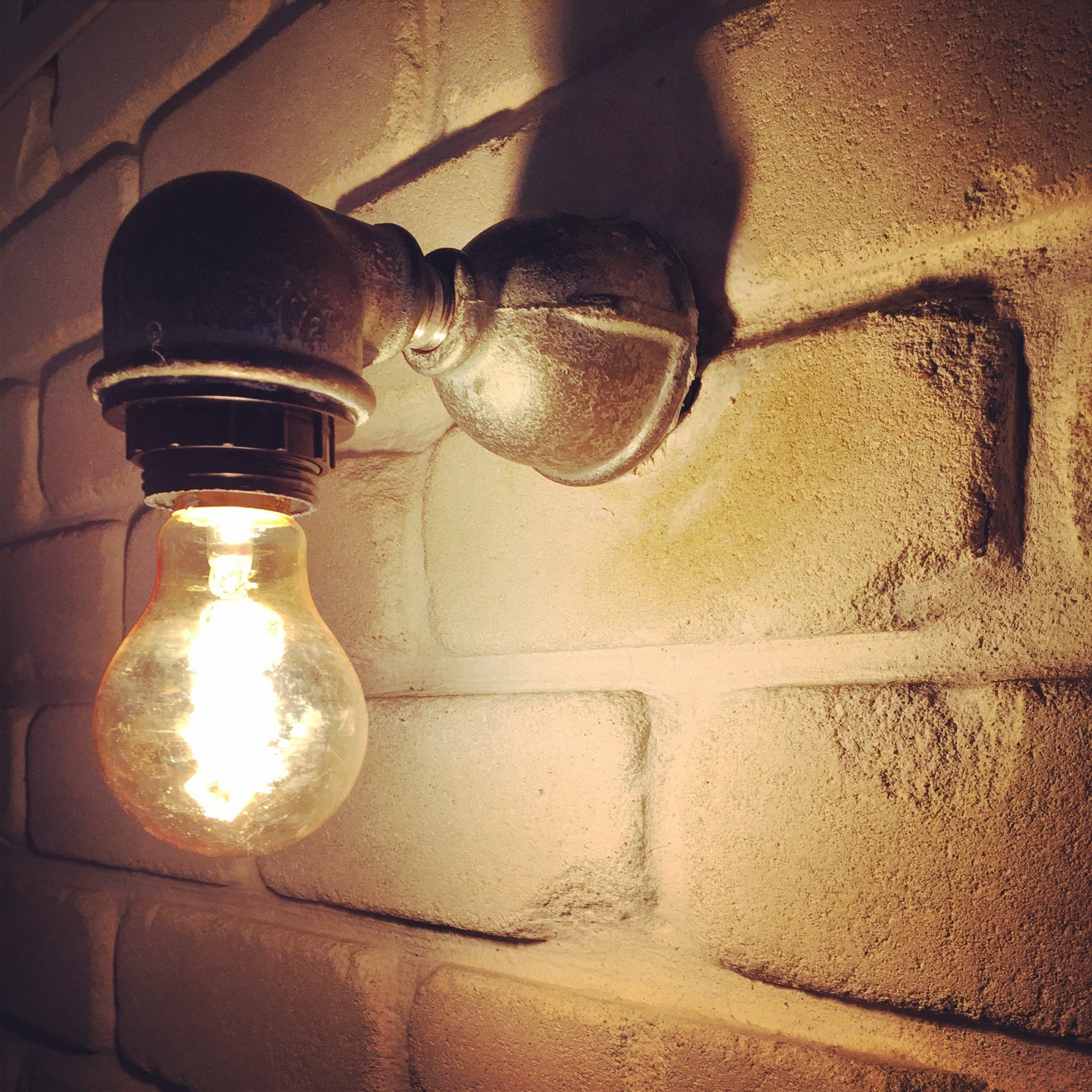 מנורת קיר מצינורות