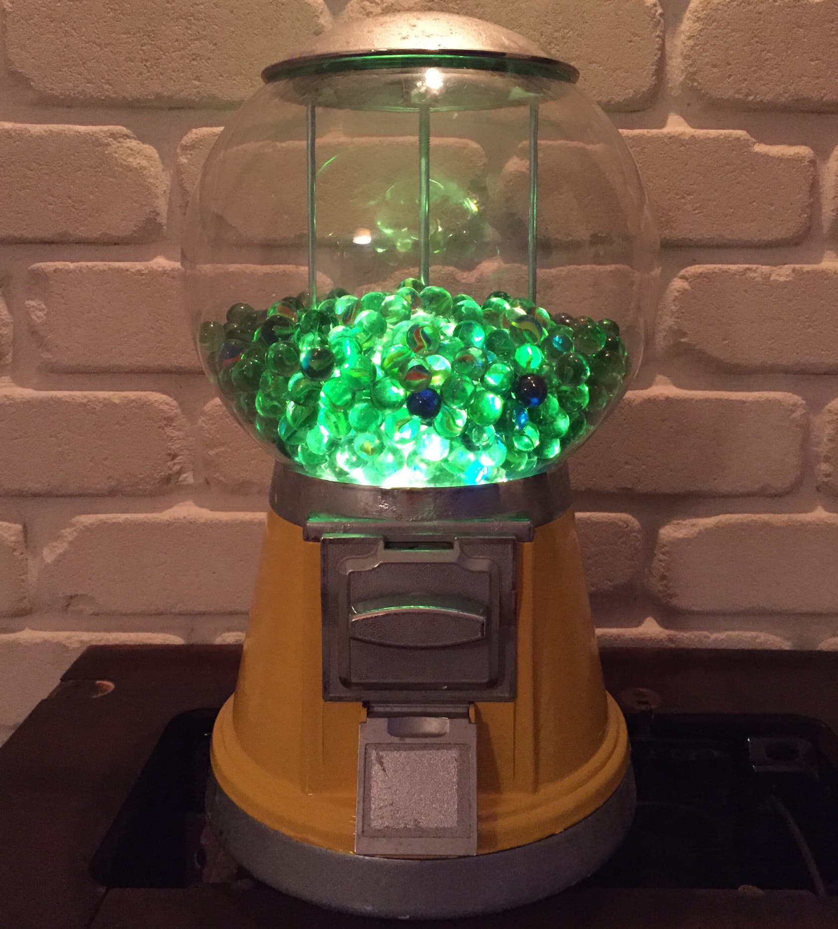 מנורת שולחן ממכונת מסטיקים ישנה שמולאה בגולות כולל תאורת פנים