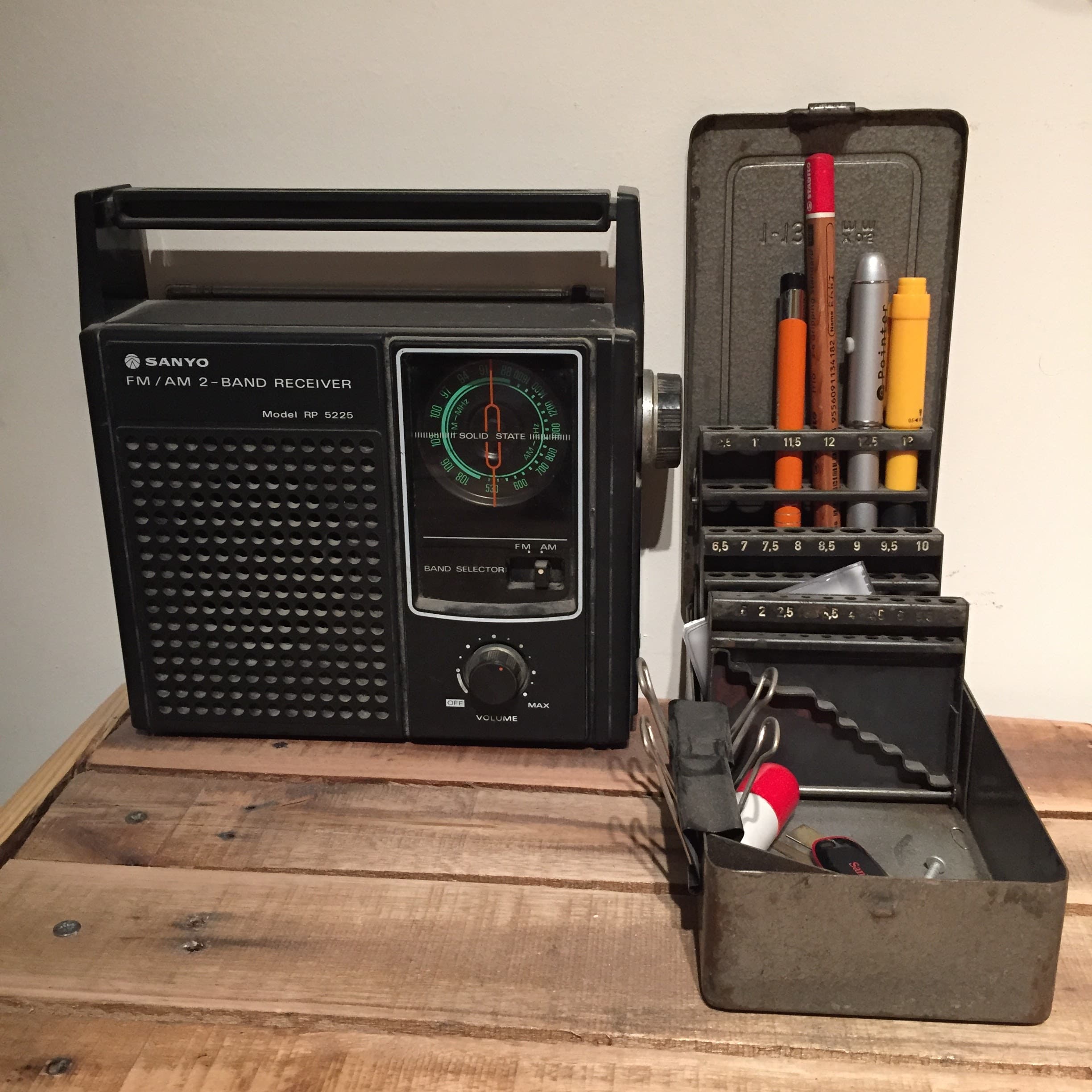 אביזרי שולחן עבודה משרדי מרדיו ישן וקופסת מקדחים עתיקה