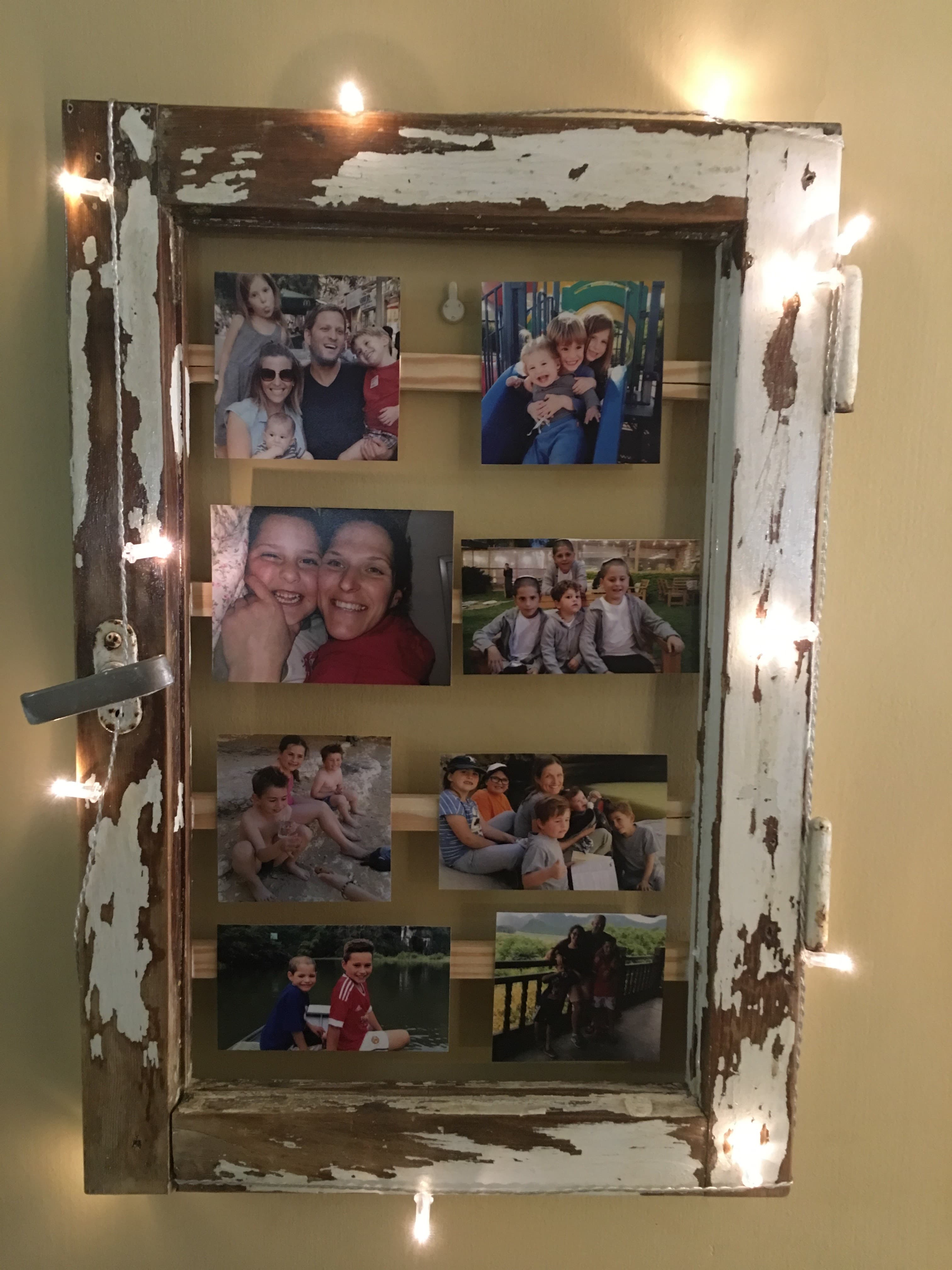 מסגרת תמונות משפחה הכוללת תאורה