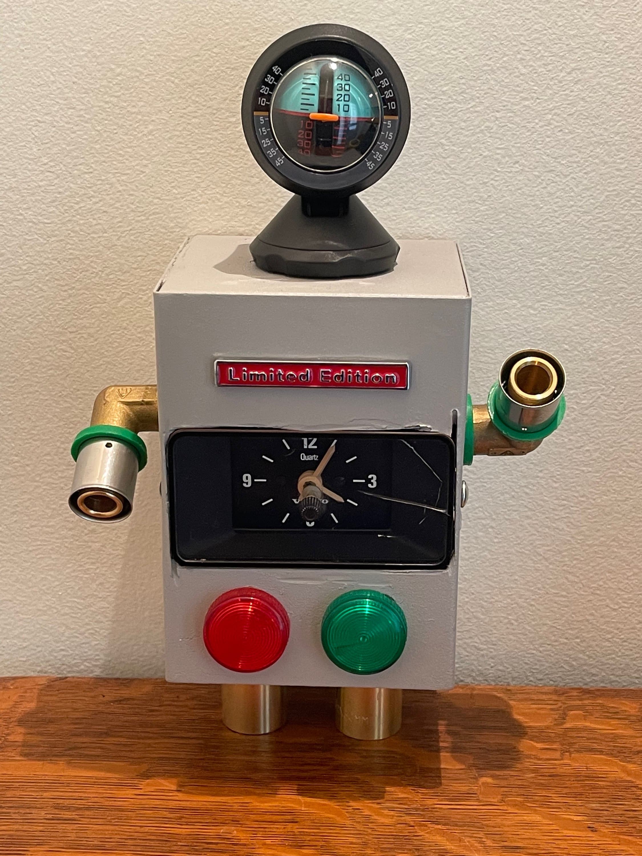 רובוט מחלקים ישנים