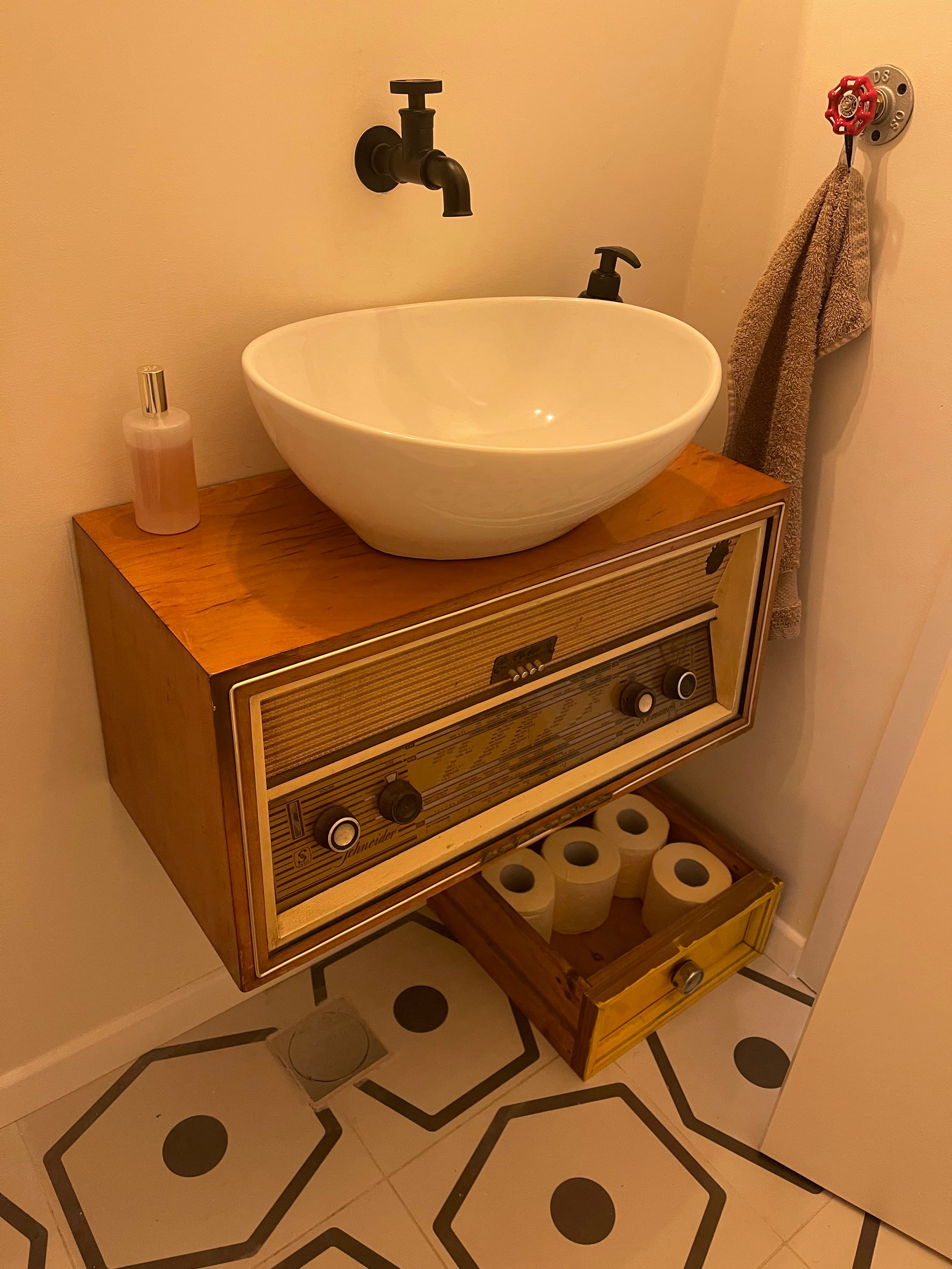 ארון כיור מרדיו ישן